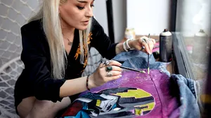 Scrisorile caligrafiate sunt din nou la modă. Lavinia Bejinariu: „O scrisoare caligrafiată poate ajunge până la 300 de lei”