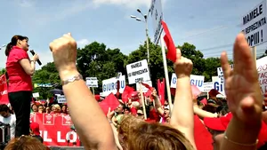 Aproape o mie de femei din PSD au protestat în faţa Guvernului