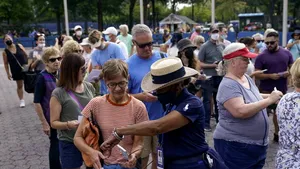 Simona Halep, încurajată de o mână de spectatori la US Open. Fanii, blocaţi la porţile arenei