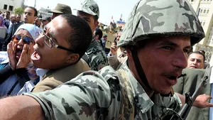 Sute de manifestanţi egipteni au luat cu asalt clădiri ale serviciului de securitate