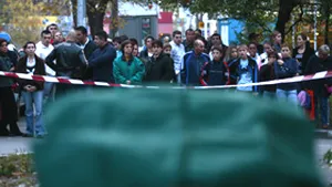 Doi tineri din sectorul 3 s-au legat cu lanţuri şi s-au aruncat de pe bloc