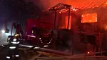 Incendiu puternic într-o localitate din Hunedoara: Flăcări și degajări mari de fum la acoperișul unei hale