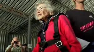 O femeie din Africa de Sud a sărbătorit împlinirea vârstei de 100 de ani printr-un salt cu paraşuta - VIDEO