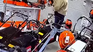 Modul în care un hoţ, aflat într-un magazin de unelte, a camuflat o drujbă ca să o fure. Acţiunea a fost filmată | VIDEO