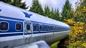 Viaţa în interiorul unui Boeing 727: Cum trăieşte un bărbat într-un avion recondiţionat în mijlocul pădurii - VIDEO