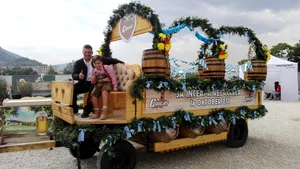 GALERIE FOTO | Mâncăruri bavareze, bere şi muzică live cu formaţii din Austria, la Oktoberfest de la Braşov