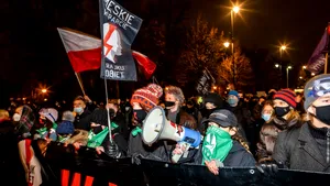 Interzicerea aproape completă a avorturilor va intra în vigoare în Polonia. Proteste de amploare anunţate pentru seara acesta