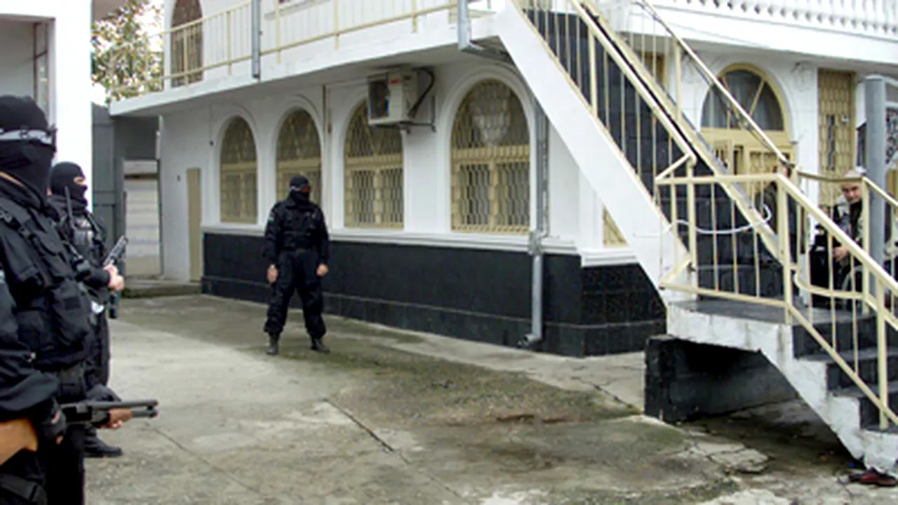 Trei membri ai clanului Duduienilor, arestaţi pentru şantaj