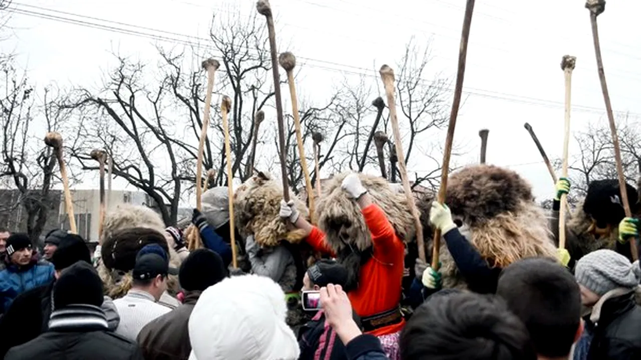 Confruntarea cetelor de mascaţi de la Ruginoasa, fără incidente. Participanţii au renunţat la bâte