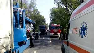 FOTO | Coloană de maşini pe 4 kilometri pe drumul ce leagă Oradea de Arad, în urma unui accident 