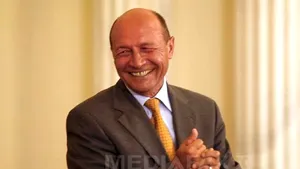 Traian Băsescu, la o berărie din Parcul Herăstrău, alături de liderii PMP şi Emil Boc. Udrea: L-am invitat noi