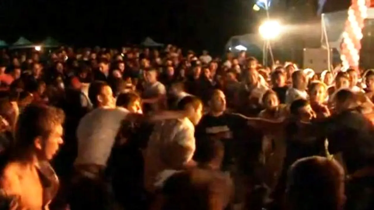 Bătaie între manelişti la concertul lui Liviu Puştiu - VIDEO