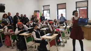 Elevii au laptopuri, table inteligente şi laborator VR în prima şcoală smart dintr-un sat românesc | FOTO