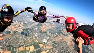 Zeci de parașutiste, același cer – „Girls Can Fly!” celebrează excelența feminină în skydiving
