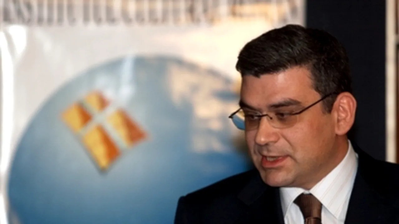 BIO: Baconschi, la şefia MAE, după stagii ca secretar de stat, consilier prezidenţial, ambasador