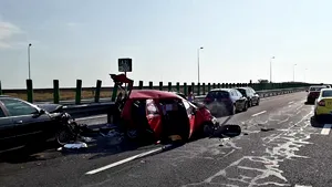 Accident grav pe Autostrada A2: Patru persoane au fost rănite/ Traficul rutier este oprit pe sensul spre litoral | FOTO