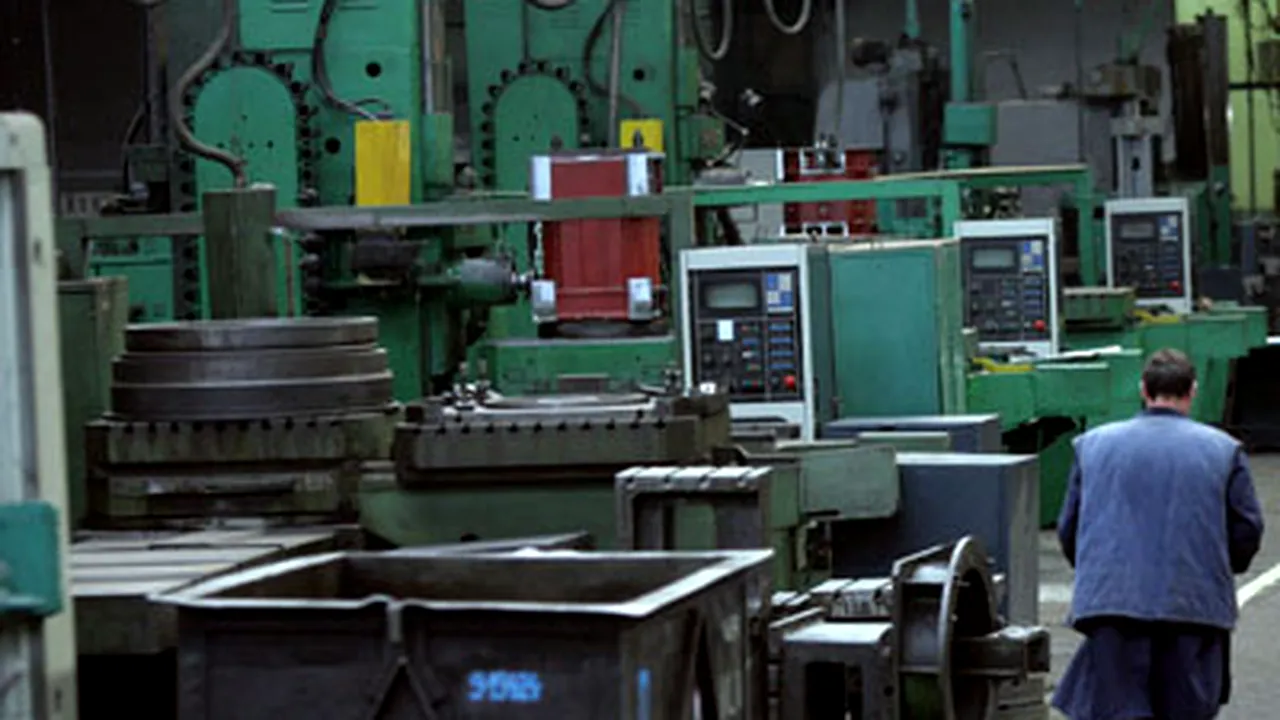 România a avut, în iulie, cel mai redus ritm de scădere a producţiei industriale din UE