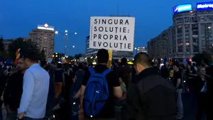 FOTO Protest în Piaţa Victoriei faţă de graţierea adoptată în Comisia Juridică. Protestatarii au BLOCAT bulevardul Lascăr Catargiu, până la Aviatorilor