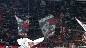 Un bărbat a fost amendat cu 3.000 de lei pentru că a aruncat cu pahare de carton pe teren la meciul Rapid-CFR Cluj