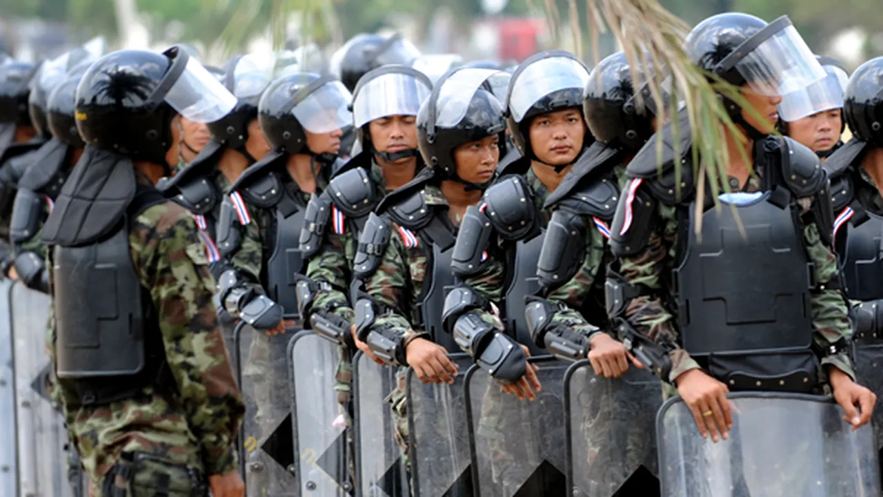 Thailanda: Poliţia trage focuri de avertizare la o manifestaţie antiguvernamentală - VIDEO