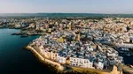Destinația spectaculoasă din Italia unde casele albe se întâlnesc cu marea turcoaz. Pare desprinsă dintr-o poveste