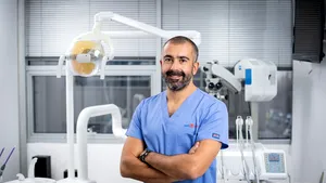 Dr. Şerban Atanasiu, stomatologul care oferă consultaţii la birou