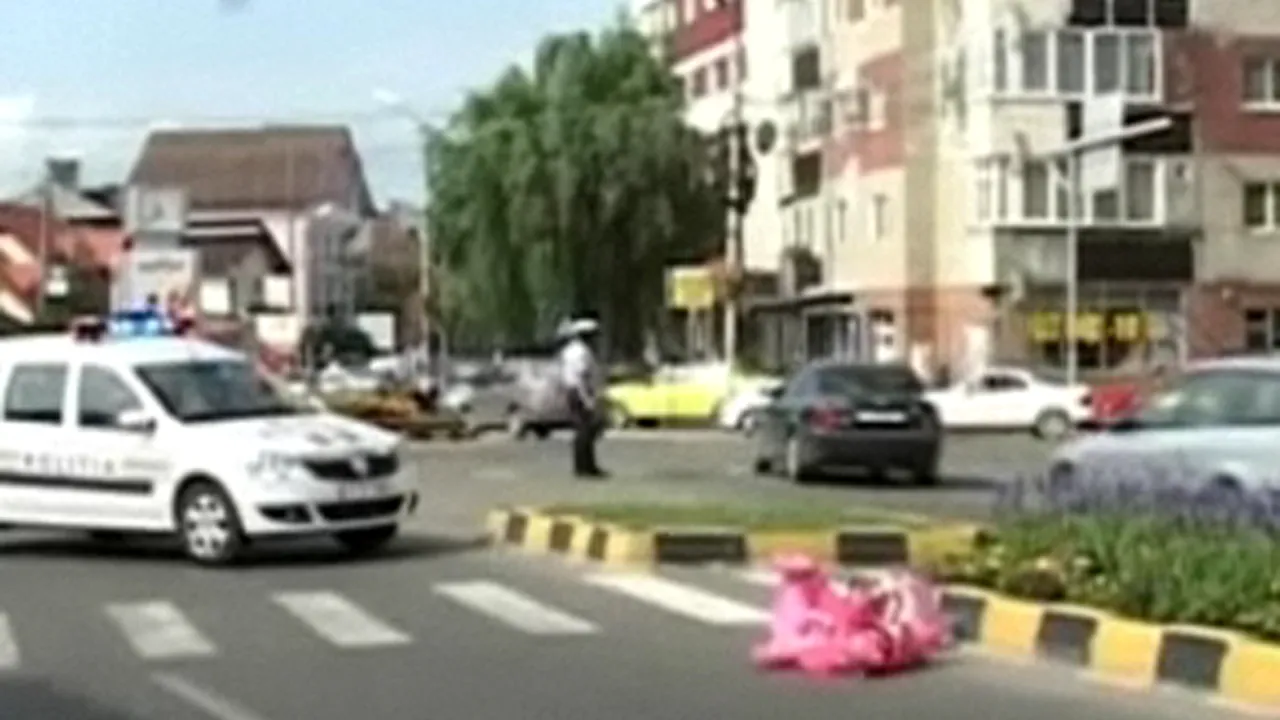 O fetiţă aflată în cărucior, lovită de o maşină pe trecerea de pietoni - VIDEO