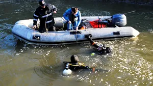 Călăraşi: Doi bărbaţi surprinşi de un mal de pământ în timp ce pescuiau în Dunăre, căutaţi de pompieri - FOTO