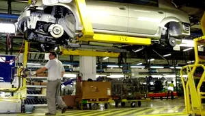 Presa maghiară: Dacia, situație extrem de gravă: România nu mai poate produce noile modele de mașini, mii de oameni riscă să rămână fără loc de muncă
