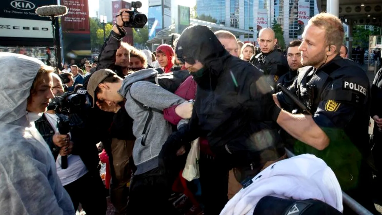 Proteste masive la Salonul AUTO de la Frankfurt: Sute de manifestanţi au blocat mai multe intrări | FOTO, VIDEO