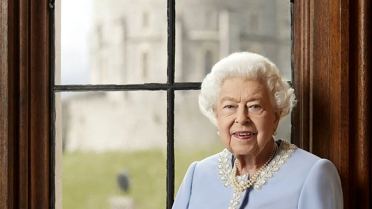 A fost publicat portretul oficial al reginei Elisabeta a II-a ce va marca Jubileul de Platină. Cei 70 de ani de domnie vor sărbătoriţi prin numeroase evenimente