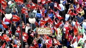 Mii de funcţionari protestează la Madrid faţă de reducerile salariale
