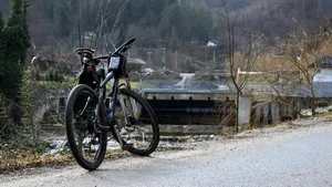 Un ciclist, dublu campion la Turul Franței, s-a accidentat la un antrenament în timp ce era urmărit de un spectator