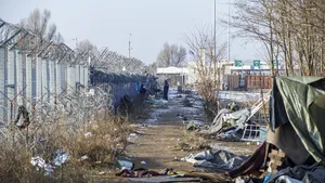 The Independent: Gardienii de la frontiera Ungariei ”îşi fac fotografii cu imigranţii bătuţi” 