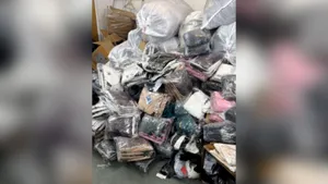 Un proiect de OUG al Ministerului Mediului privind deșeurile textile aprinde spiritele în societate / Criticii spun că vrea să interzică magazine cu haine second-hand