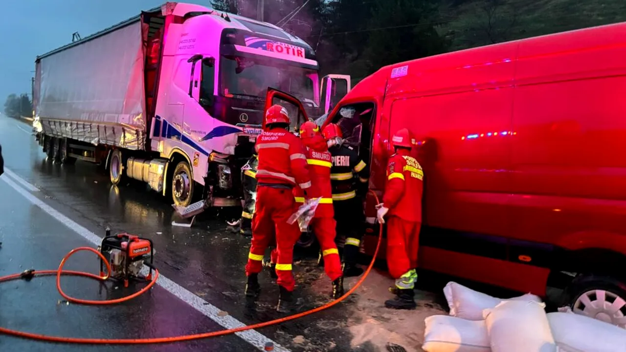 Suceava. Accident între un microbuz și un camion încărcat cu cereale: 2 persoane rănite