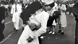 A murit omul care apare în una dintre cele mai celebre fotografii din istorie. Avea 95 de ani