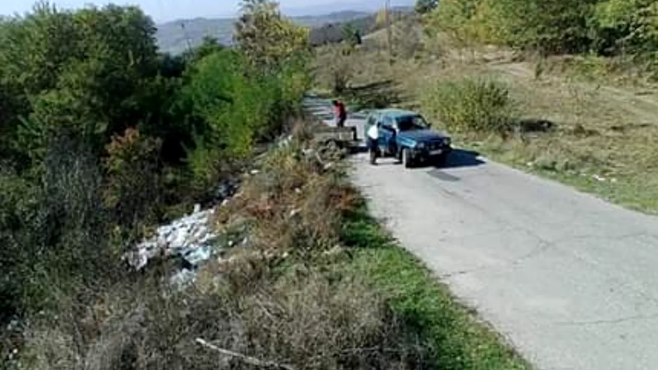 Imagini cu doi şoferi care aruncă gunoi pe marginea drumului, făcute publice de o primărie din Hunedoara. Momentul a fost înregistrat de camerele de supraveghere din localitate