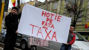 Sute de şoferi protestează faţă de triplarea taxei auto (Video)
