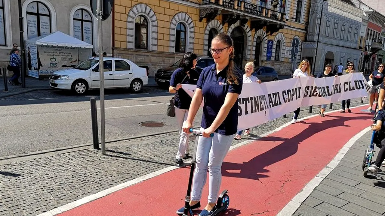 Un viceprimar pe trotinetă încearcă să strângă fonduri pentru o grădiniţă unde învaţă copii cu dizabilităţi | FOTO