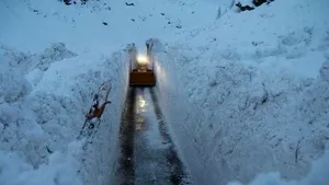 IMAGINILE ZILEI: Utilajele ajută la crearea unor coridoare în Alpii francezi în urma căderilor masive de zăpadă