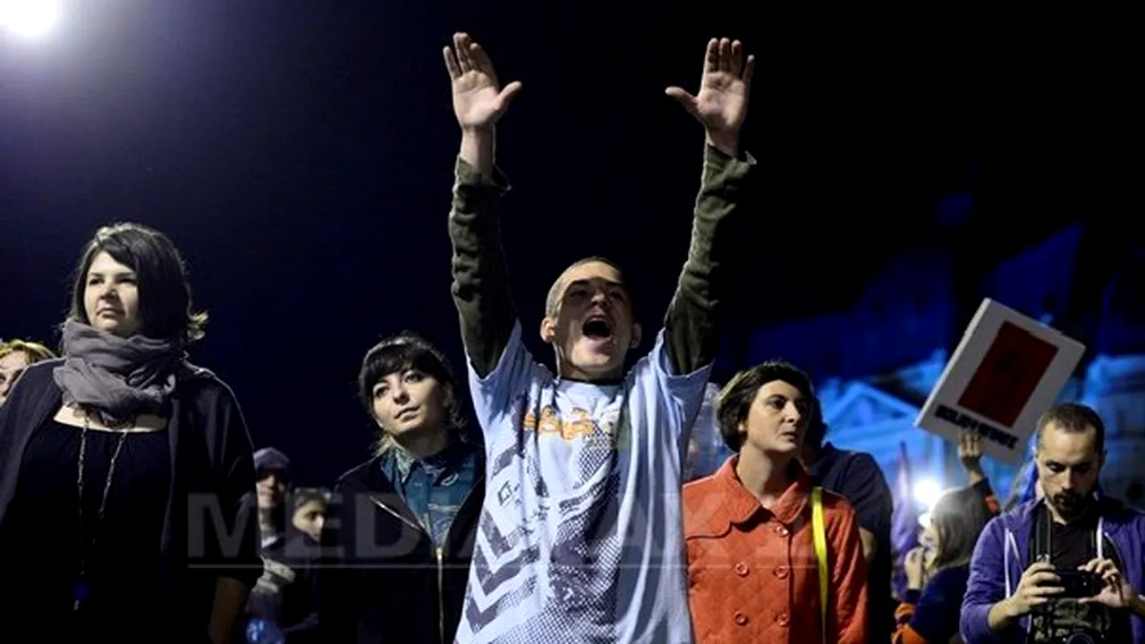 A PATRA ZI DE PROTESTE ÎN CAPITALĂ: Peste 2.000 de oameni au manifestat împotriva proiectului de la Roşia Montană. Bulevardul Regina Elisabeta a fost BLOCAT