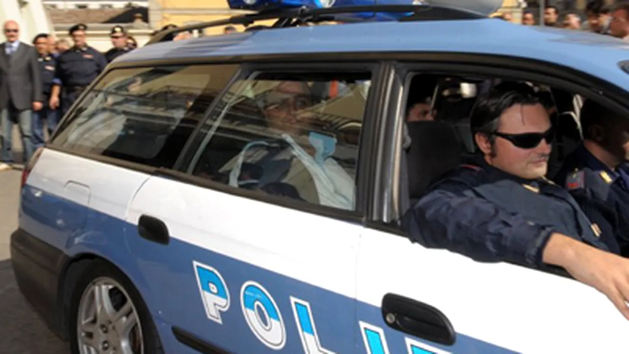 Un român a fost arestat în Italia după ce a încercat să fure o urnă de vot