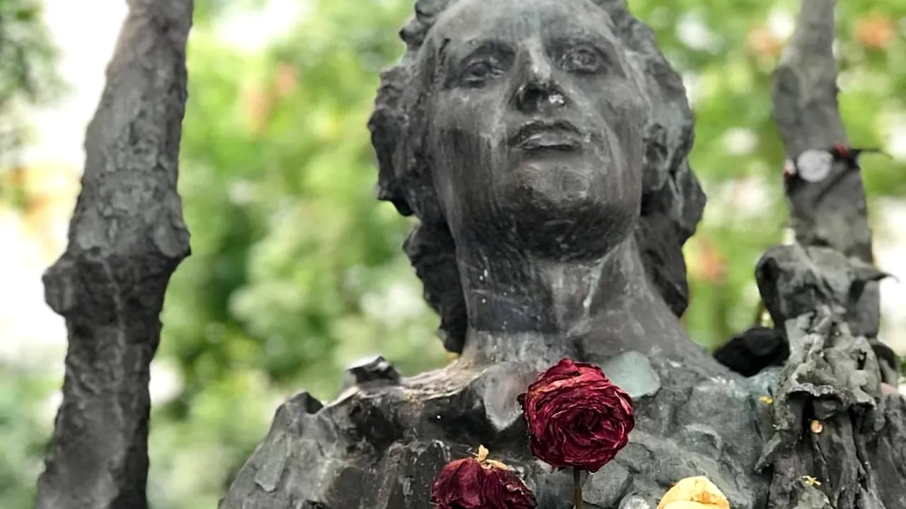 Reprezentanţii ambasadelor României şi R. Moldova în Franţa au depus flori la statuia lui Eminescu