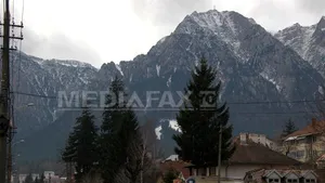 TRAFIC aglomerat pe DN 1, în zona staţiunilor de pe Valea Prahovei. Poliţia recomandă turiştilor care se întorc acasă din vacanţa de Revelion să aleagă rute alternative
