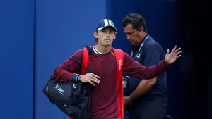 Australianul De Minaur îl învinge pe Medvedev şi ajunge în sferturi la Roland Garros
