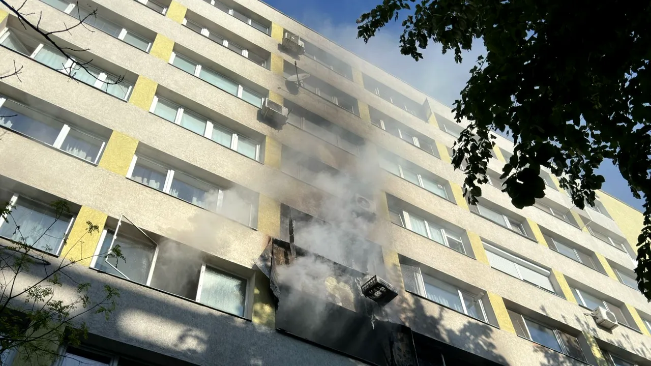 Patru persoane, între care un copil, la spital după incendiul din Capitală