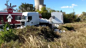 ULTIMA ORĂ Accident feroviar în Dâmboviţa: Un tren a lovit un TIR încărcat cu materiale de construcţii | FOTO