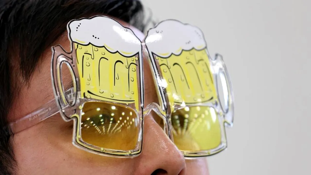 Ne face alcoolul să vedem oameni mai frumoşi decât sunt în realitate? Mitul „paharelor de bere”, spulberat de un studiu


