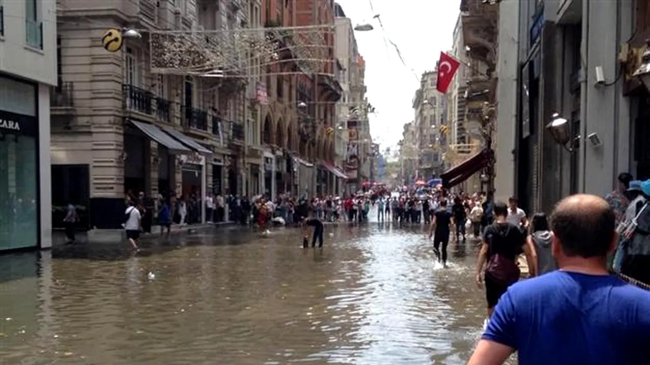 INUNDAŢII puternice la Istanbul: Oamenii înoată pe străzi/ Traficul maritim pe canalul Bosfor, suspendat temporar